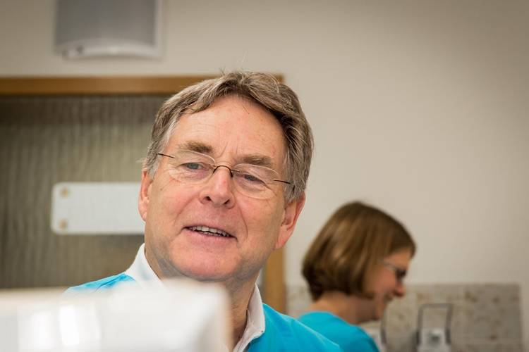 Dr. Roland Schlär, Zahnarzt